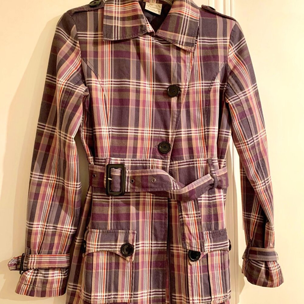 Trench coach, checkered pattern